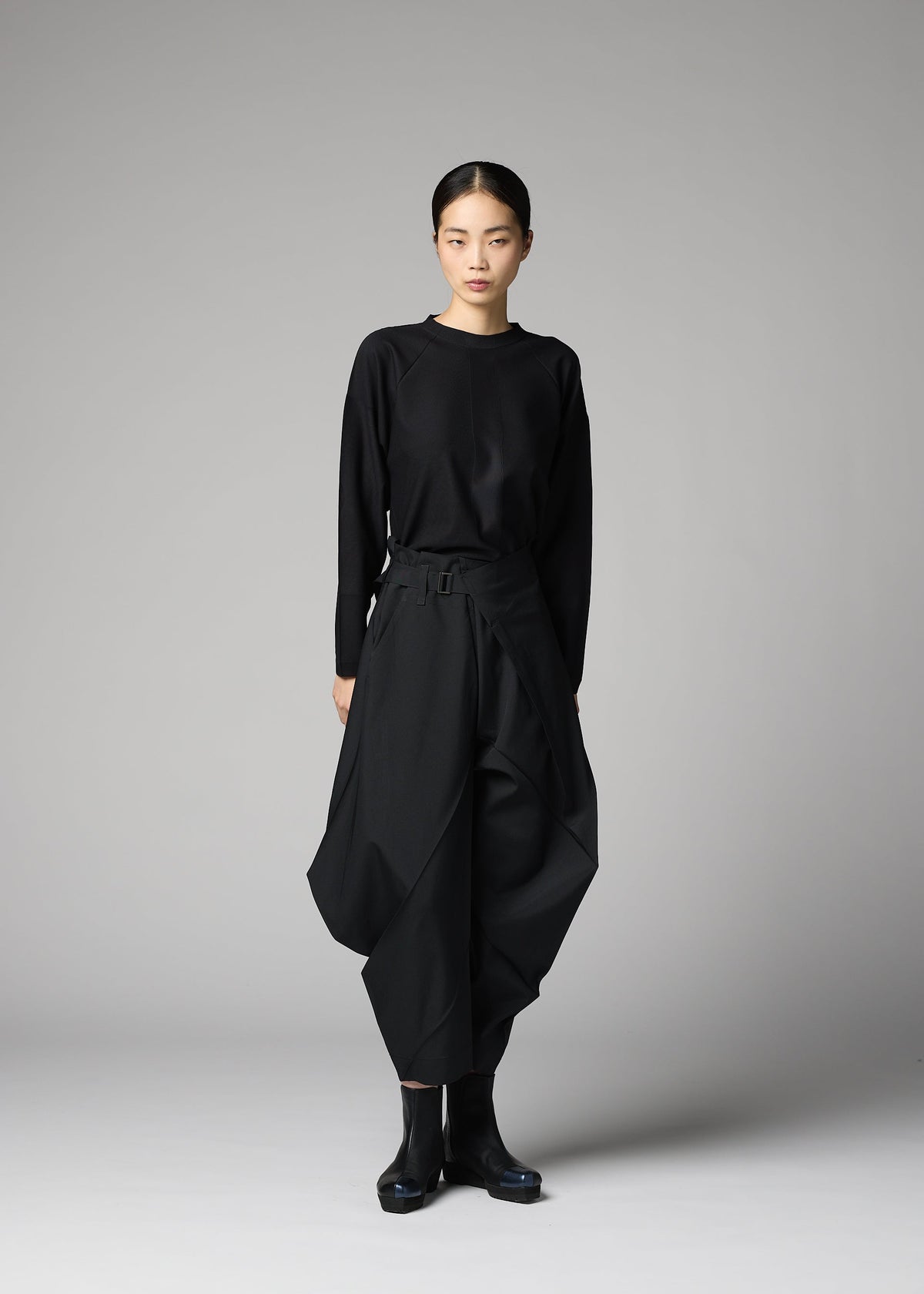 A model wears the 132 5. ISSEY MIYAKE F-BT f-bt-trousers-black-1.