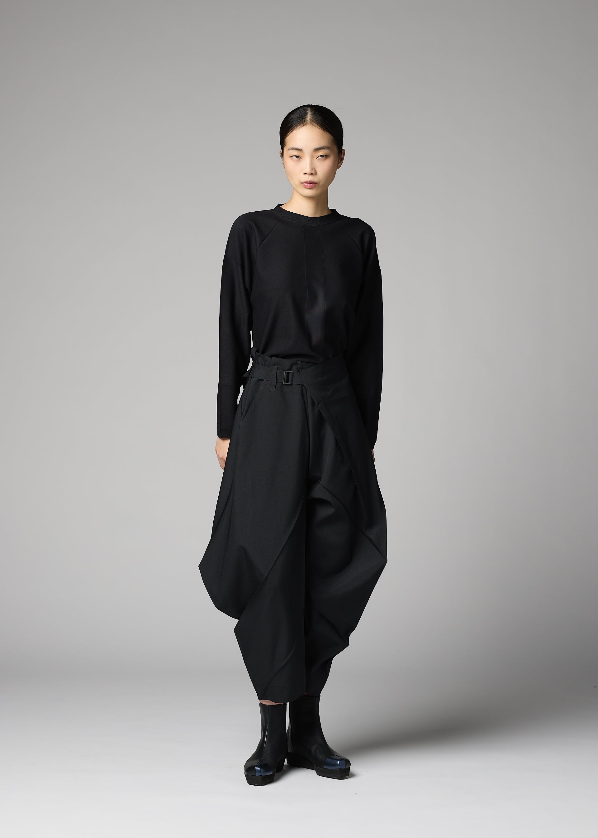 A model wears the 132 5. ISSEY MIYAKE F-BT f-bt-trousers-black-1.