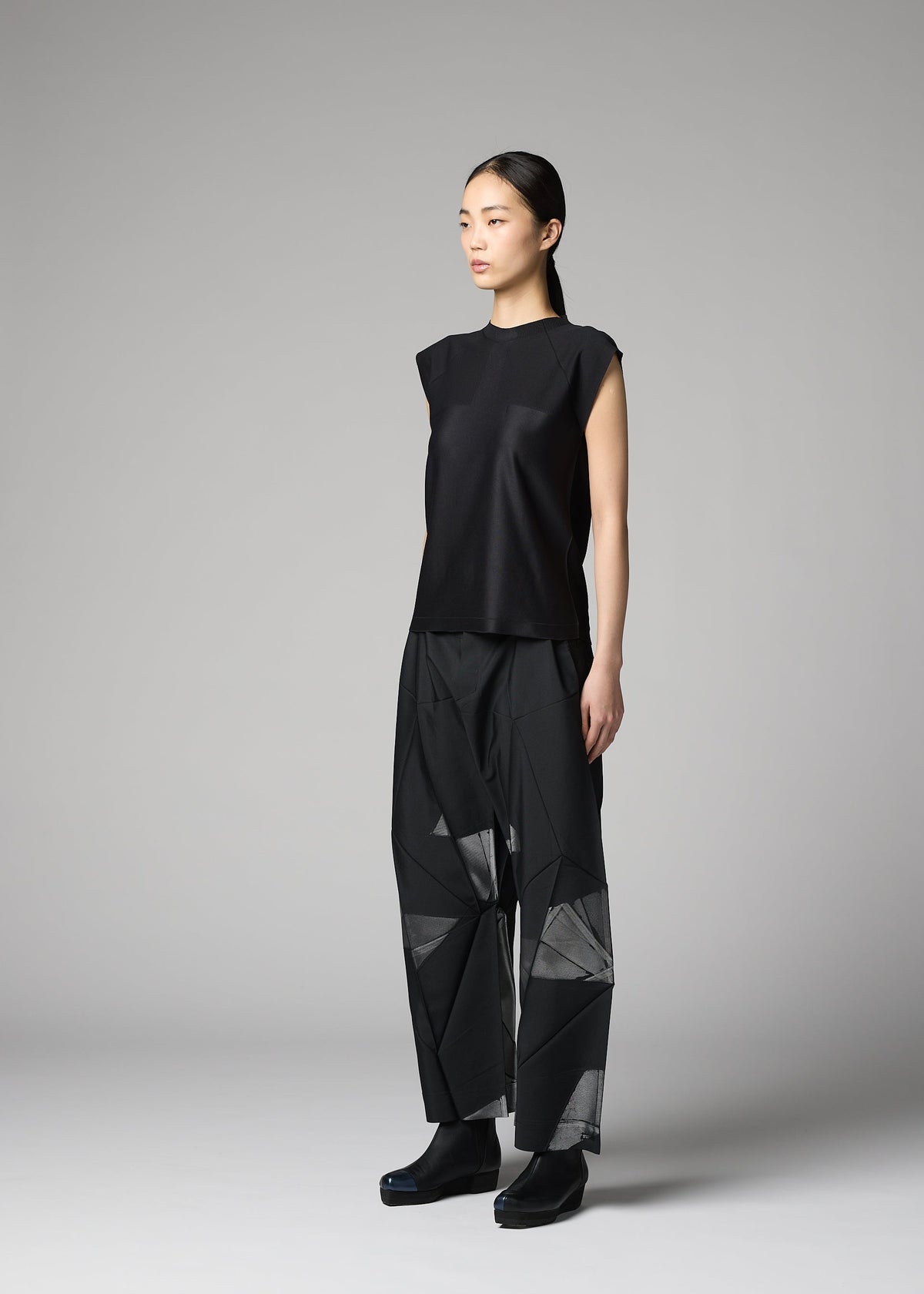 A model wears the 132 5. ISSEY MIYAKE F-KN f-kn-top-black.