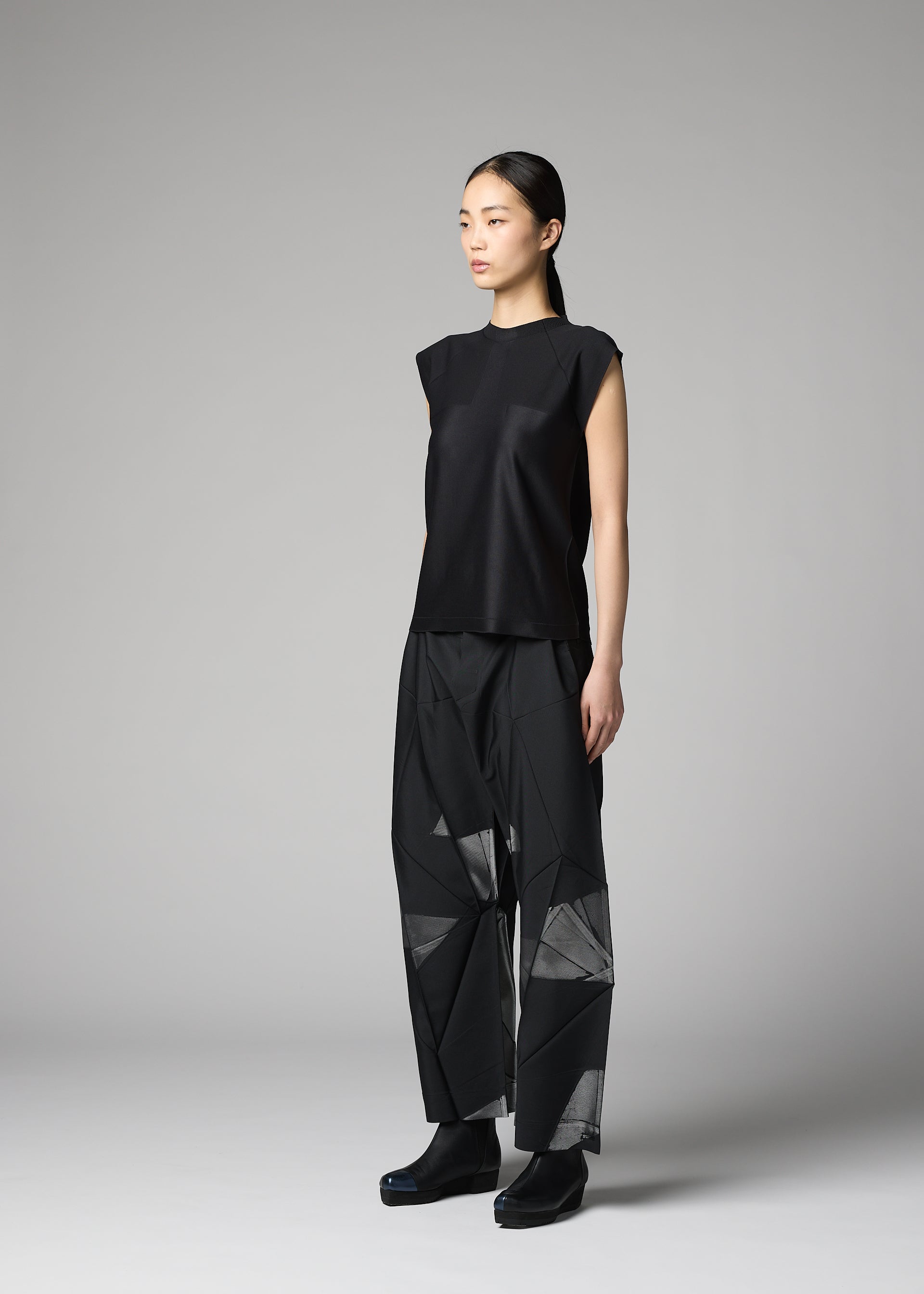A model wears the 132 5. ISSEY MIYAKE F-KN f-kn-top-black.