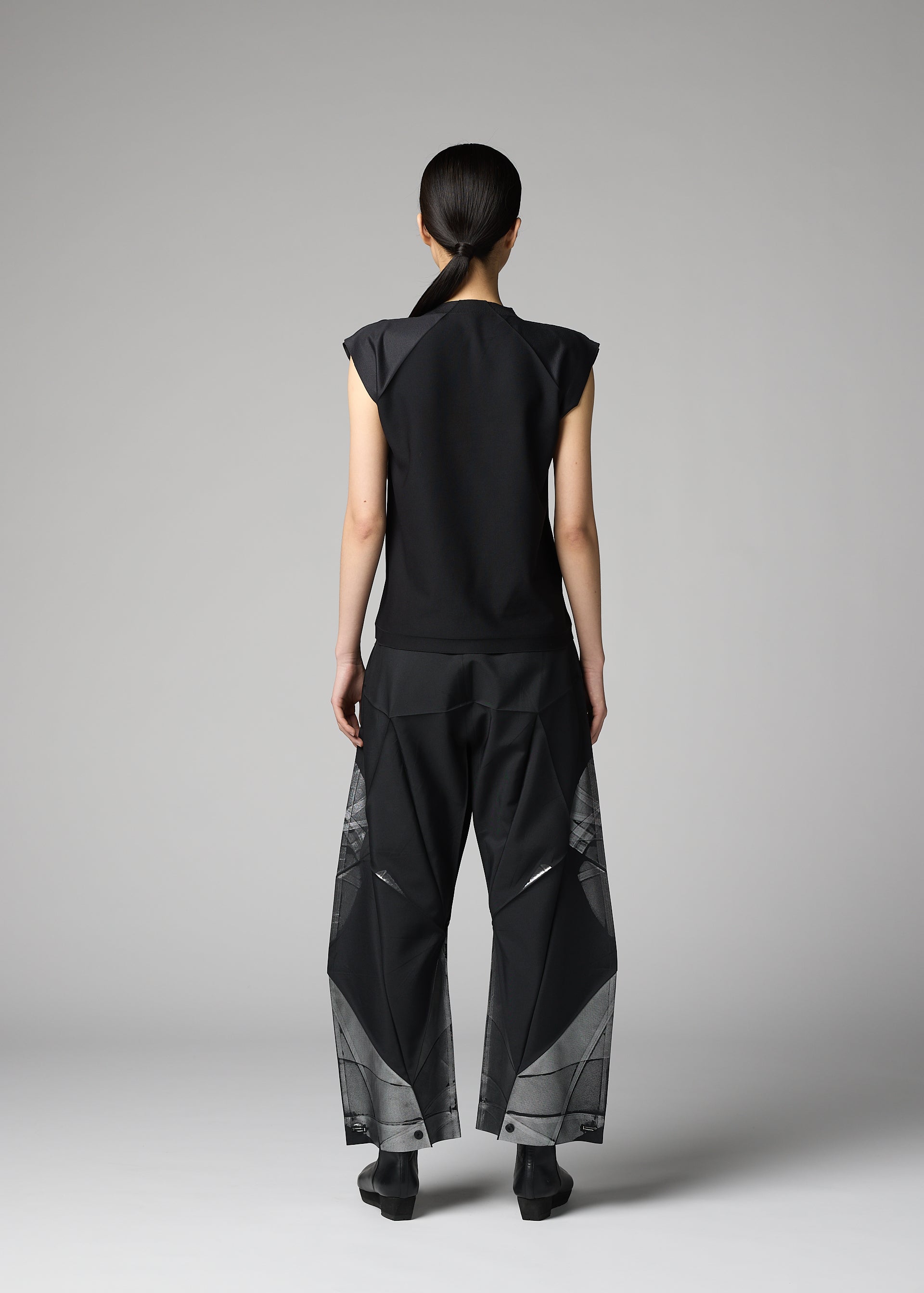 A model wears the 132 5. ISSEY MIYAKE F-KN f-kn-top-black.