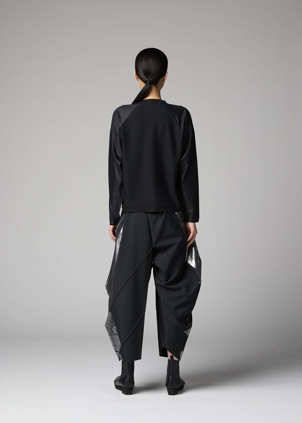 A model wears the 132 5. ISSEY MIYAKE F-KN f-kn-top-black-1.