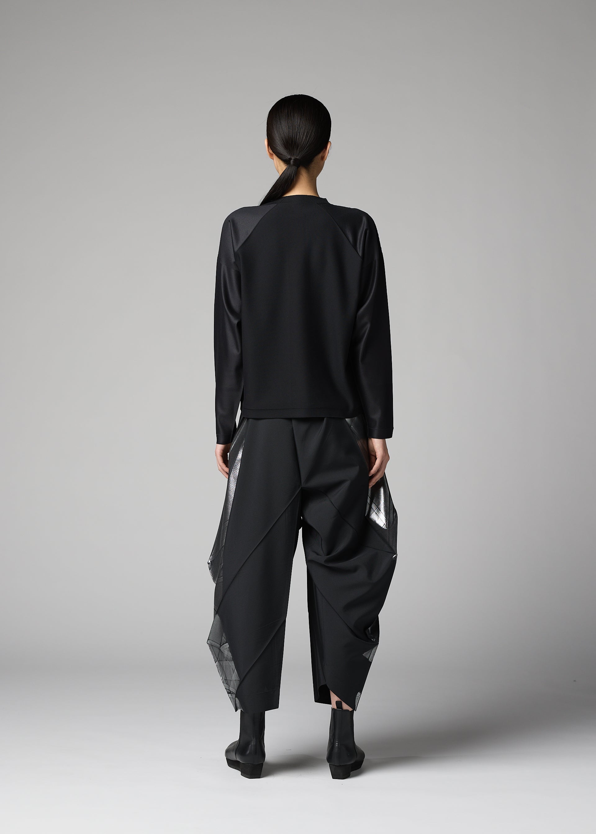 A model wears the 132 5. ISSEY MIYAKE F-KN f-kn-top-black-1.
