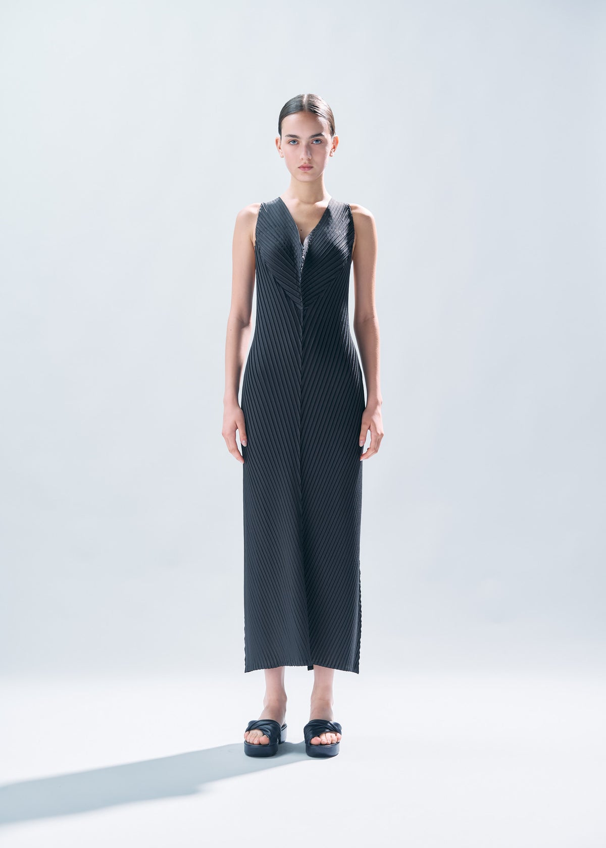 PAPER LIKE PLEATS Dress Black