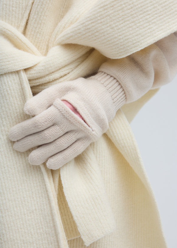 A model wears the ISSEY MIYAKE CHUNKY WOOL ACC gloves.