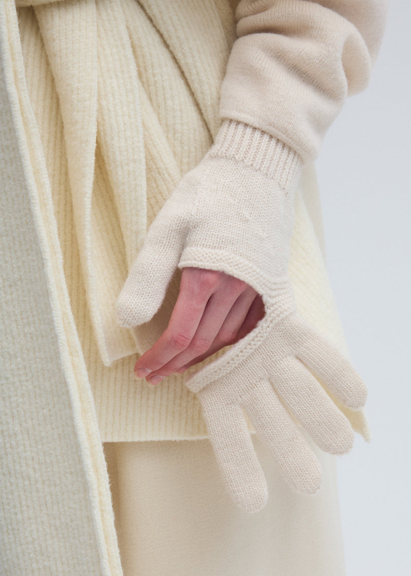 A model wears the ISSEY MIYAKE CHUNKY WOOL ACC gloves.