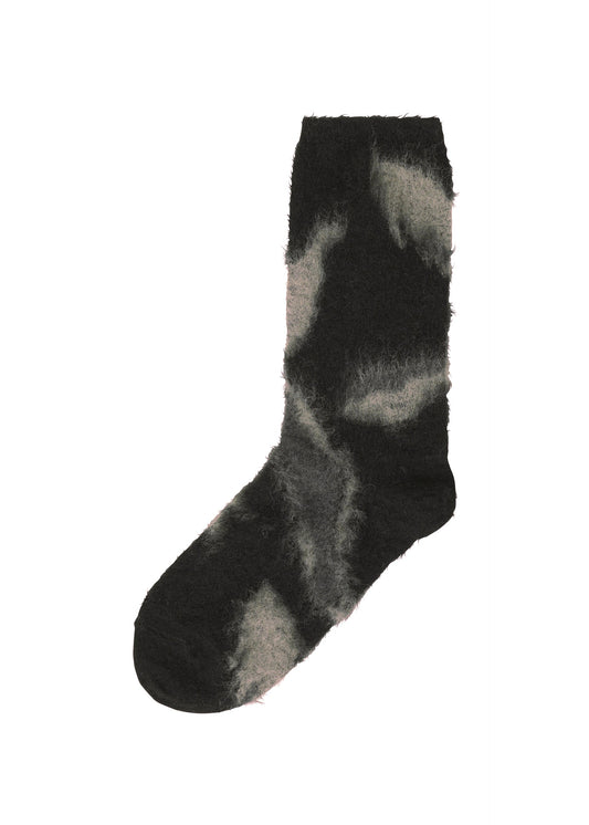 A product shot of the ISSEY MIYAKE VIGOR SOCKS socks in black-hued (17).