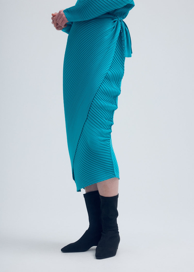 A model wears the ISSEY MIYAKE VIGOR PLEATS SOLID skirt.