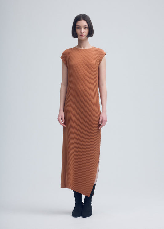 A model wears the ISSEY MIYAKE VIGOR PLEATS SOLID dress.