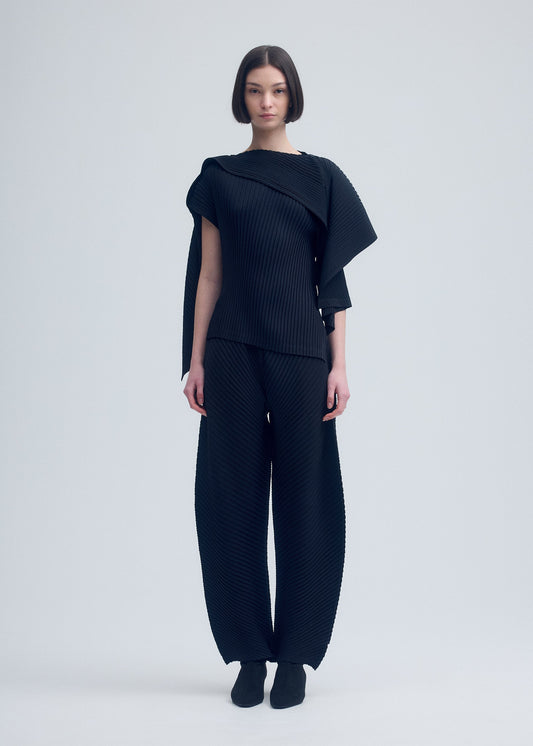 A model wears the ISSEY MIYAKE VIGOR PLEATS SOLID shirt.