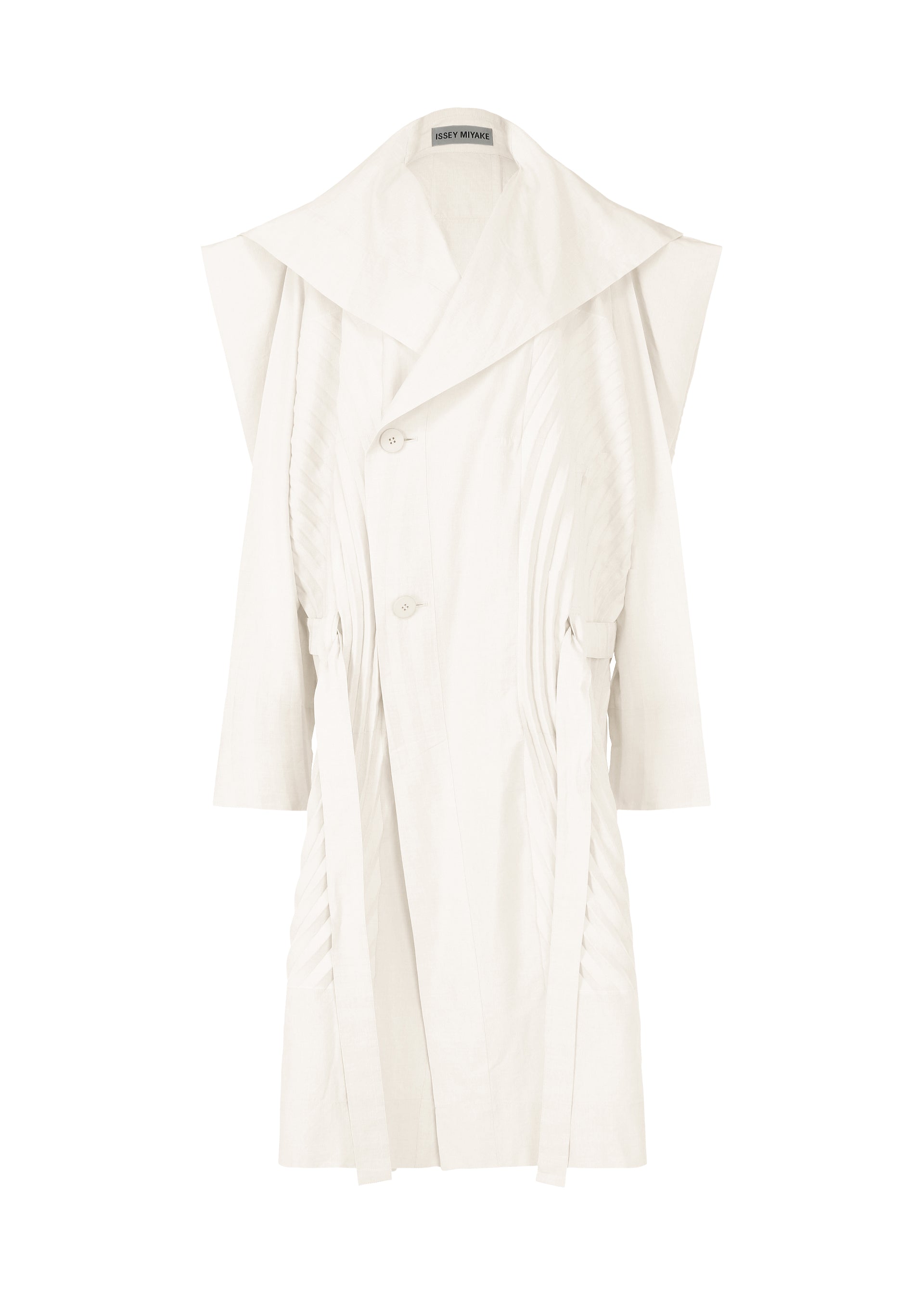 A product shot of the ISSEY MIYAKE FLOW coat in asa white (06).