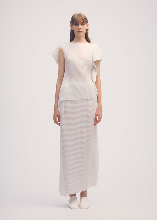 A model wears the ISSEY MIYAKE SHADOW STUDY PLEATS SOLID skirt.