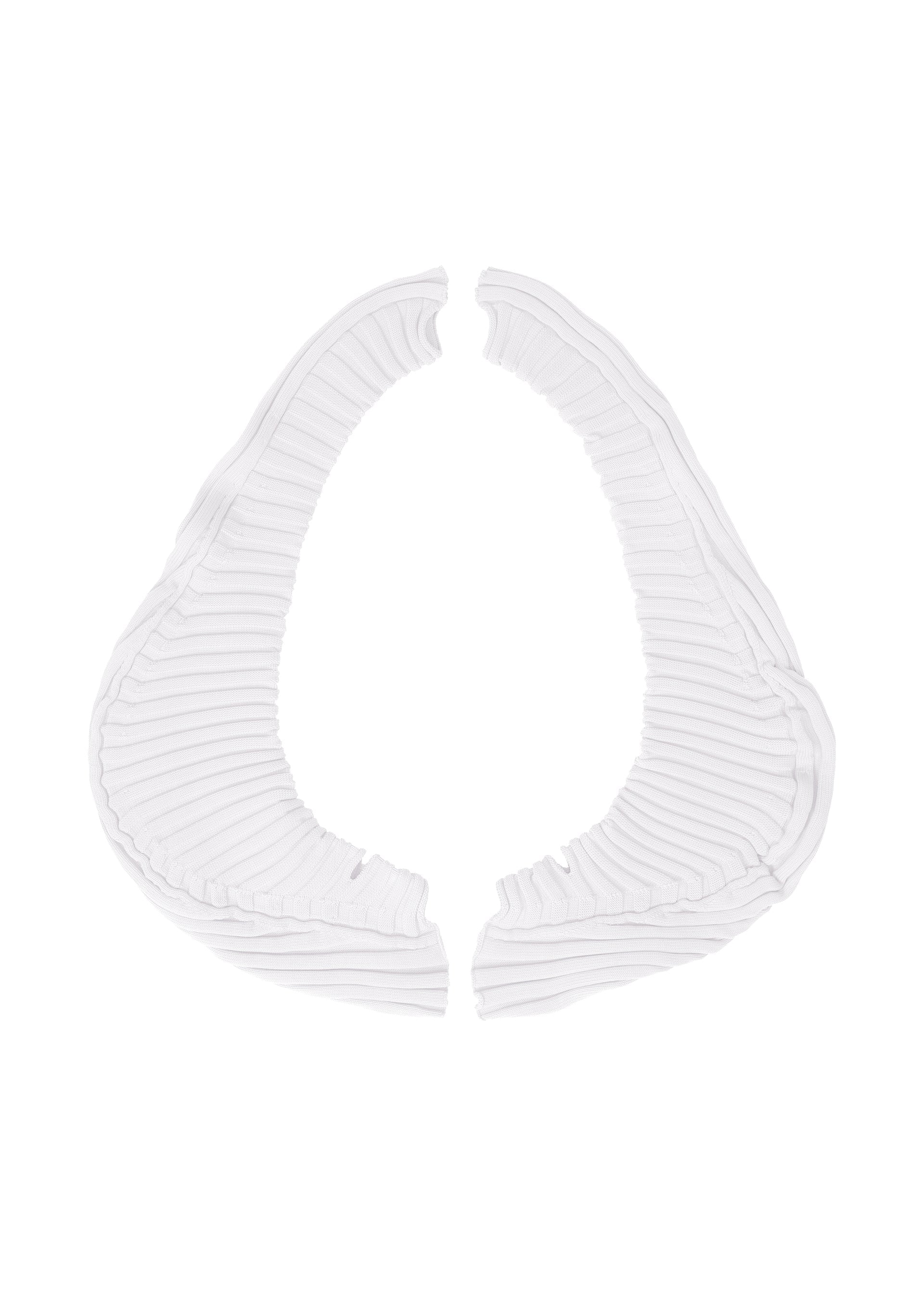 A product shot of the ISSEY MIYAKE KNIT (AS IT IS) ACC gloves in white.