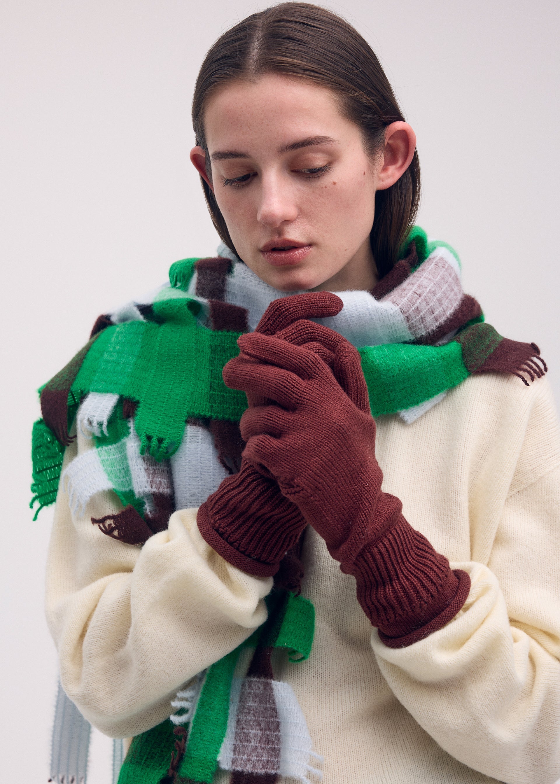 A model wears the ISSEY MIYAKE BREEZE KNIT GLOVES gloves.