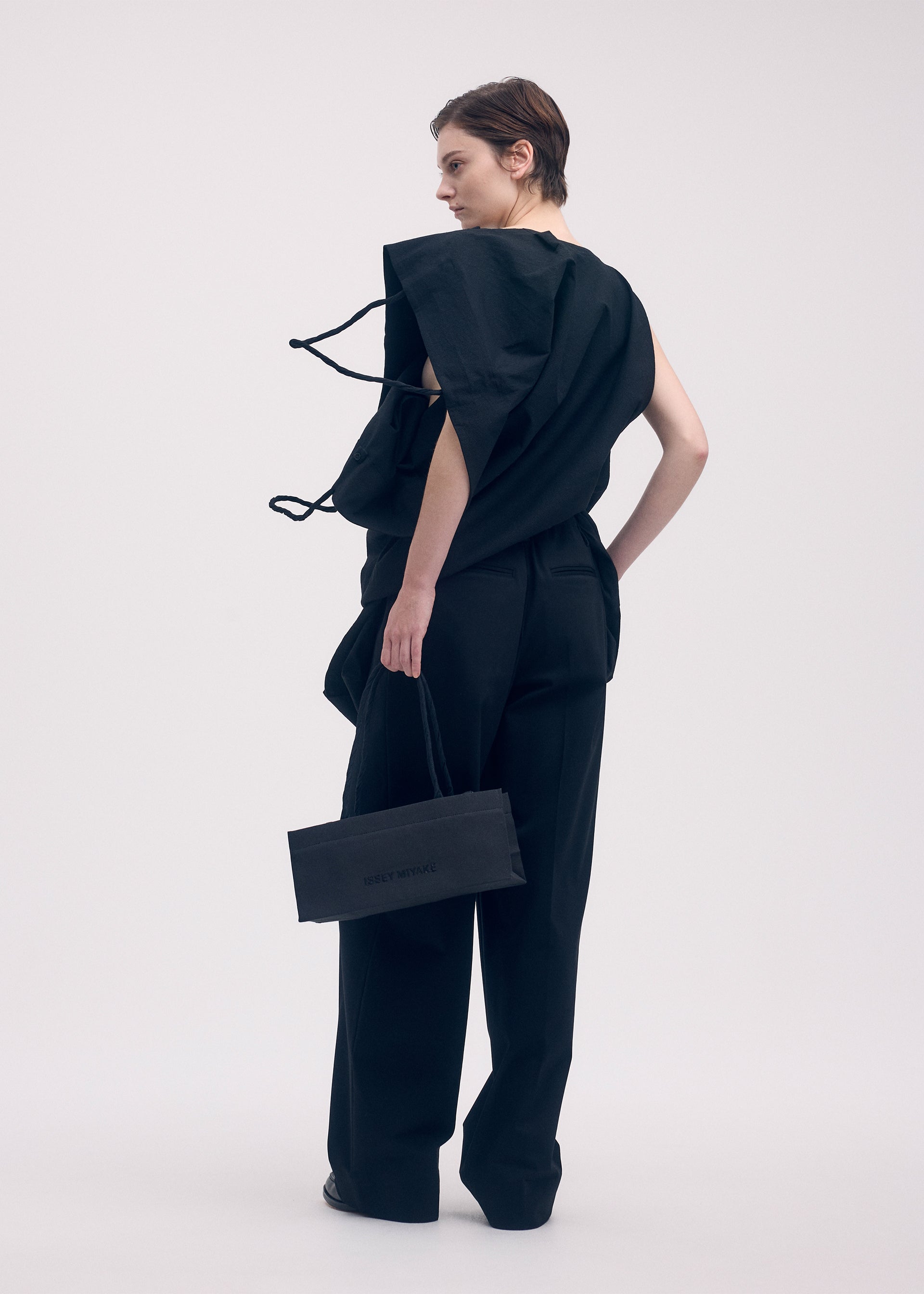 ISSEY MIYAKE◆長袖ブラウス/3/ポリエステル/GLD/無地/IM41FD113 ISSEY MIYAKE(イッセイミヤケ) / 長袖ブラウス/3/ポリエステル