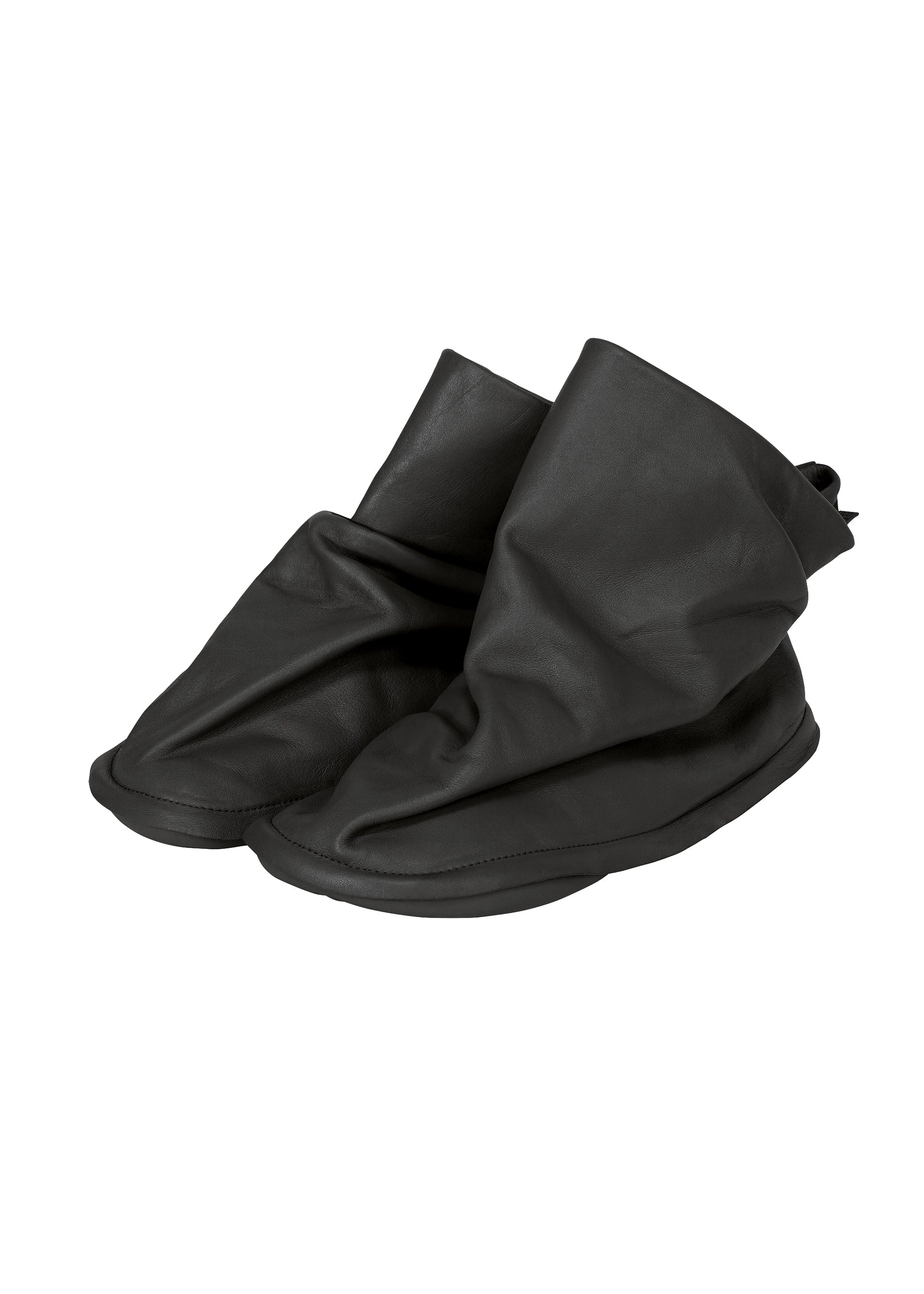 A product shot of the ISSEY MIYAKE PEU FORM shoes in black.