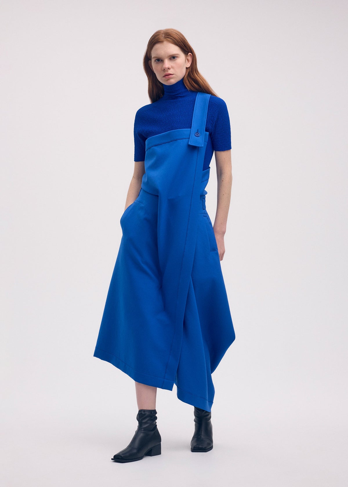 A model wears the ISSEY MIYAKE GYPSUM trousers.