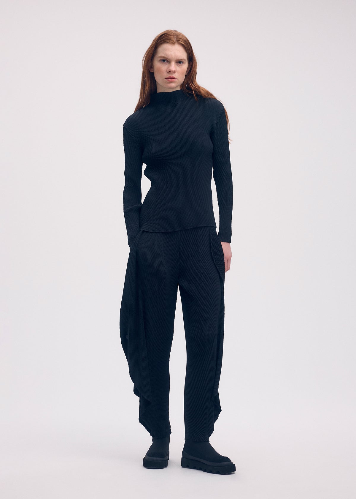 ORBICULAR PLEATS Trousers Black