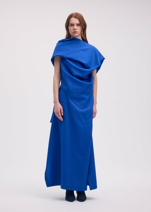 A model wears the ISSEY MIYAKE UNI FORM (WOOL) skirt.
