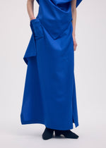 A model wears the ISSEY MIYAKE UNI FORM (WOOL) skirt.