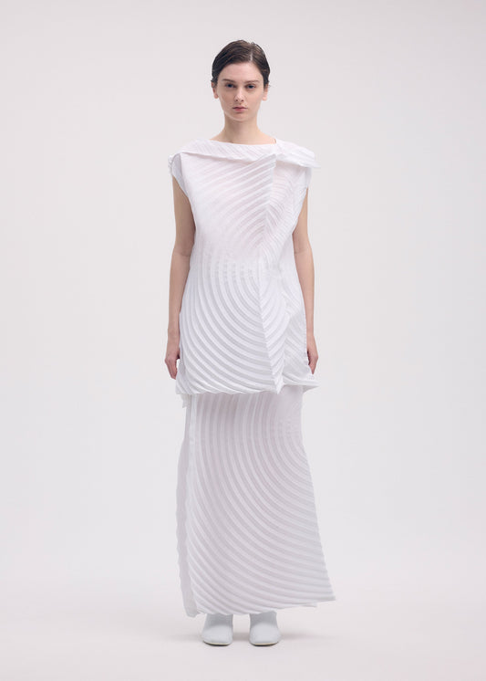 A model wears the ISSEY MIYAKE PAPER BAG PLEATS skirt.