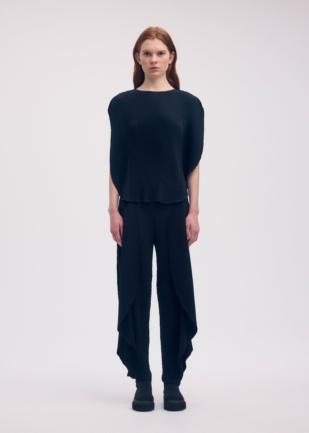 ORBICULAR PLEATS Top Black