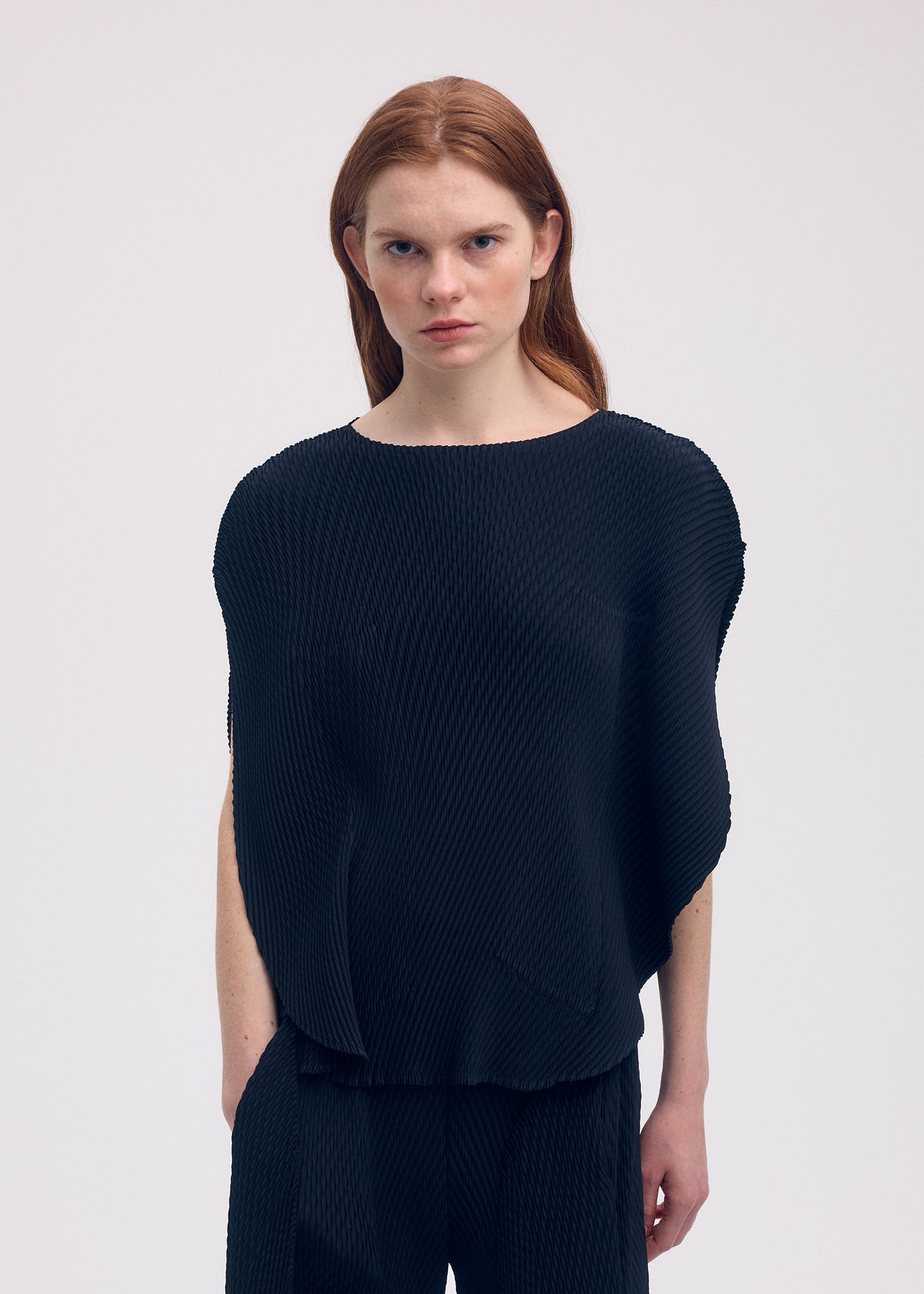 ORBICULAR PLEATS Top Black