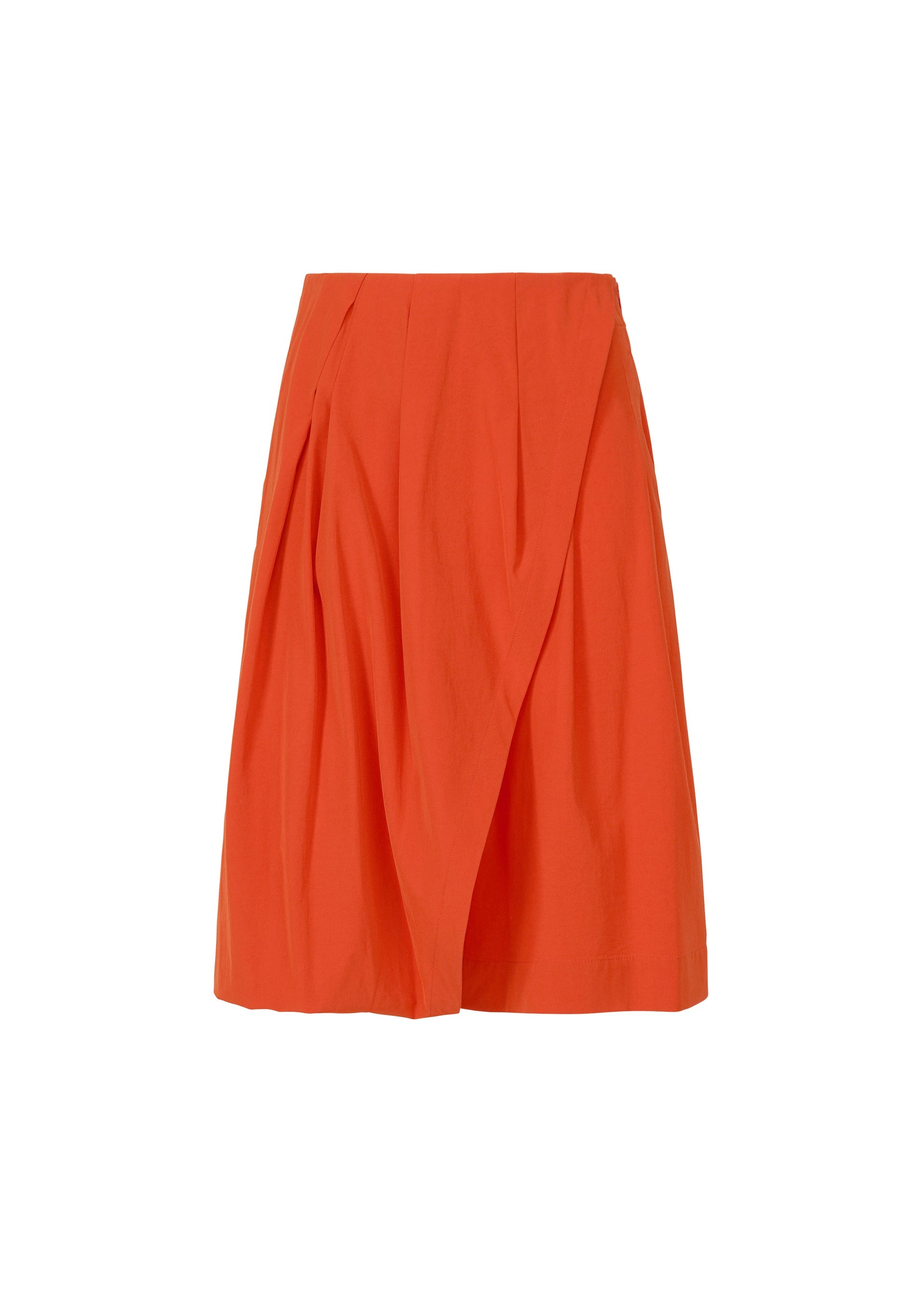 A product shot of the ISSEY MIYAKE LOOPED trousers in macaw red (28).