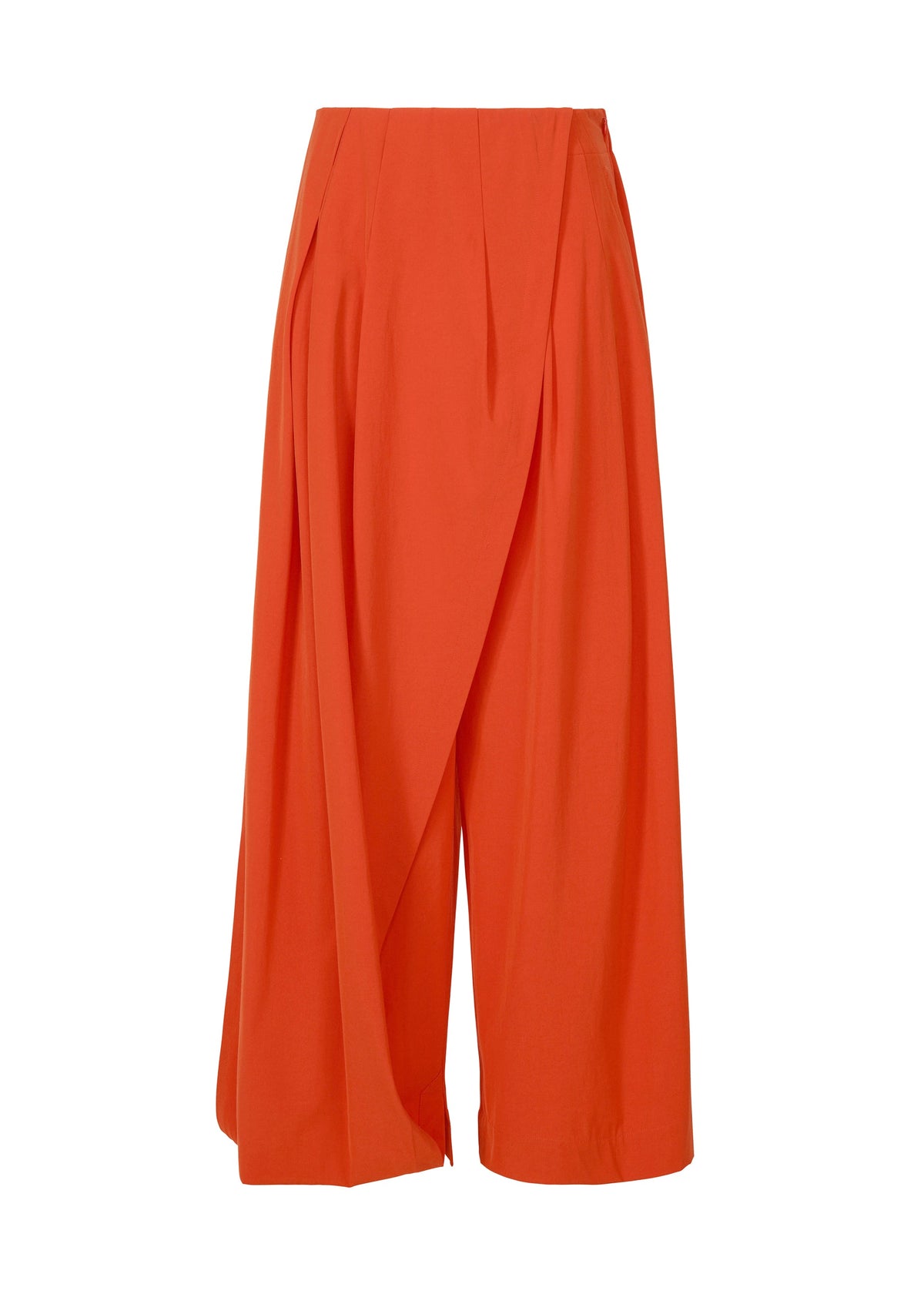 A product shot of the ISSEY MIYAKE LOOPED trousers in macaw red (28).