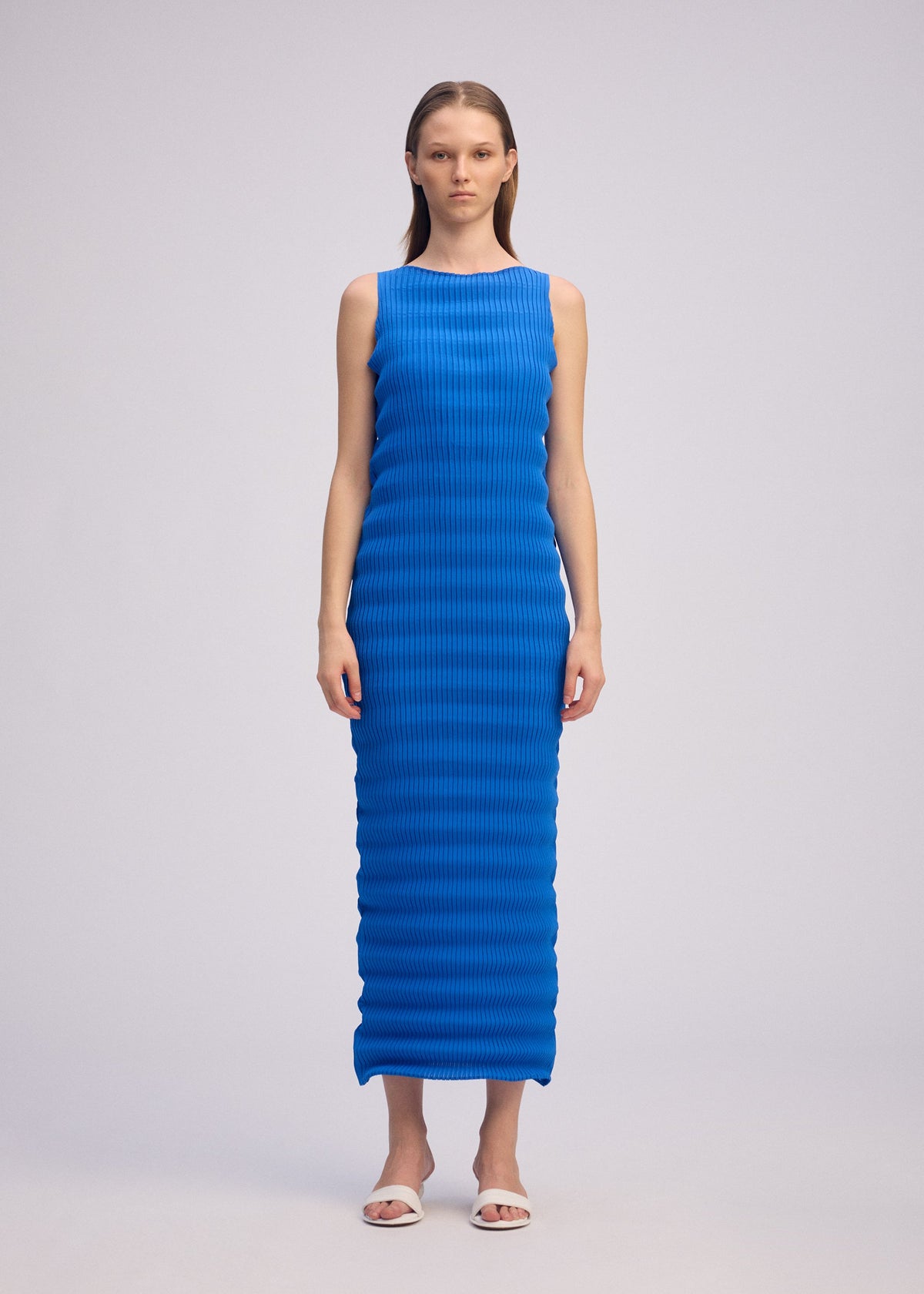 A model wears the ISSEY MIYAKE SPRING PLEATS spring-pleats-dress-black-1.