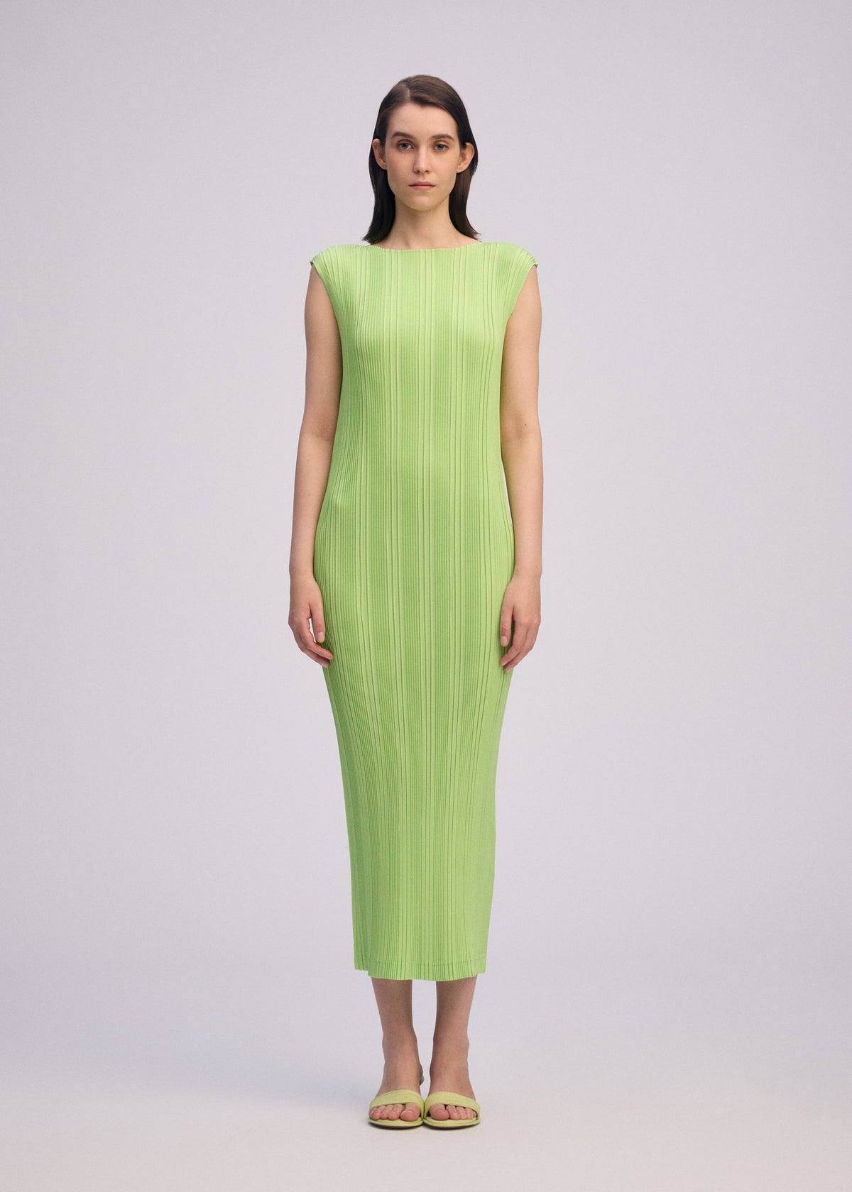 A model wears the ISSEY MIYAKE LINEN LIKE RIB PLEATS dress.