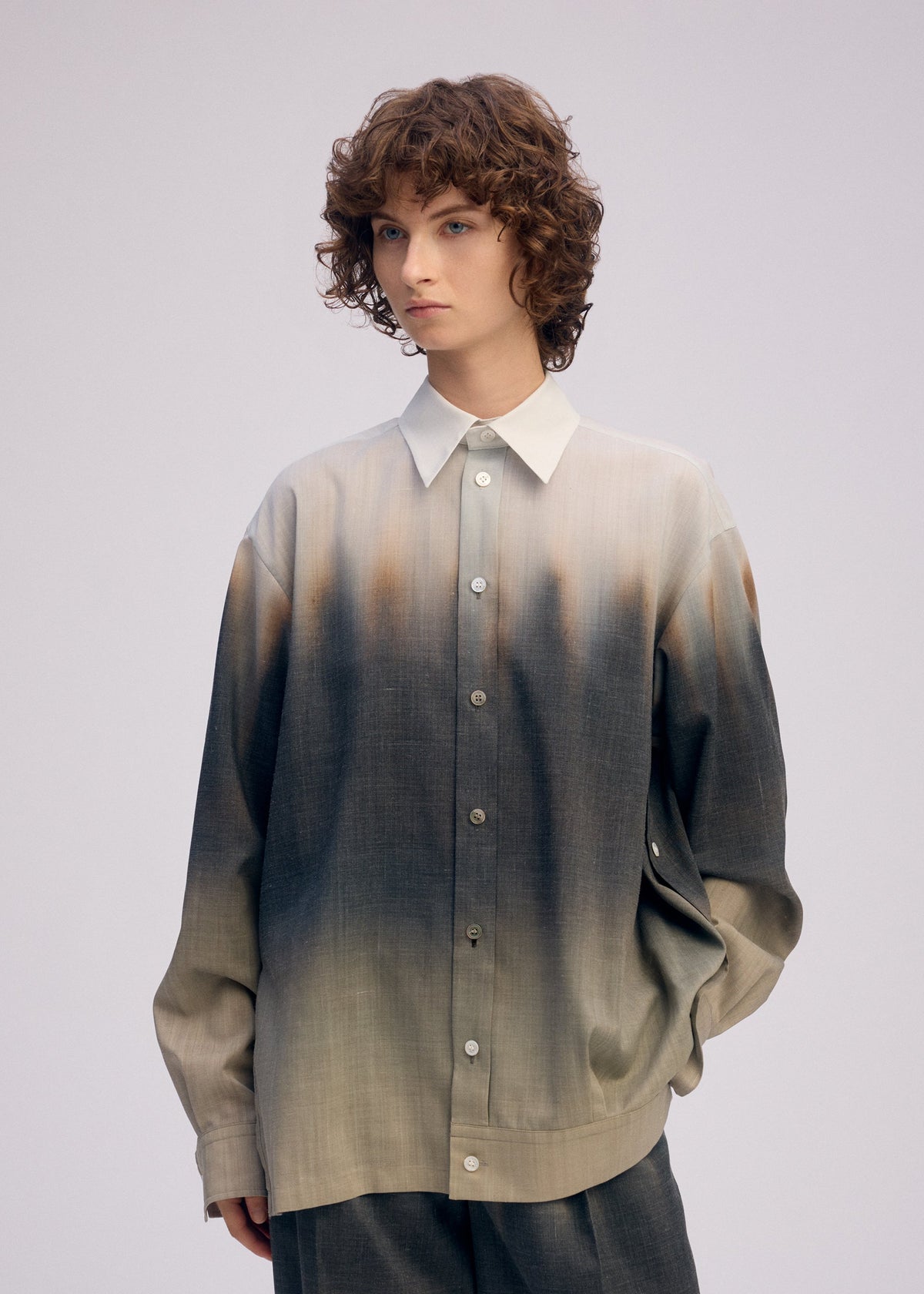 A model wears the ISSEY MIYAKE PLUMAGE plumage-shirt-chukar.