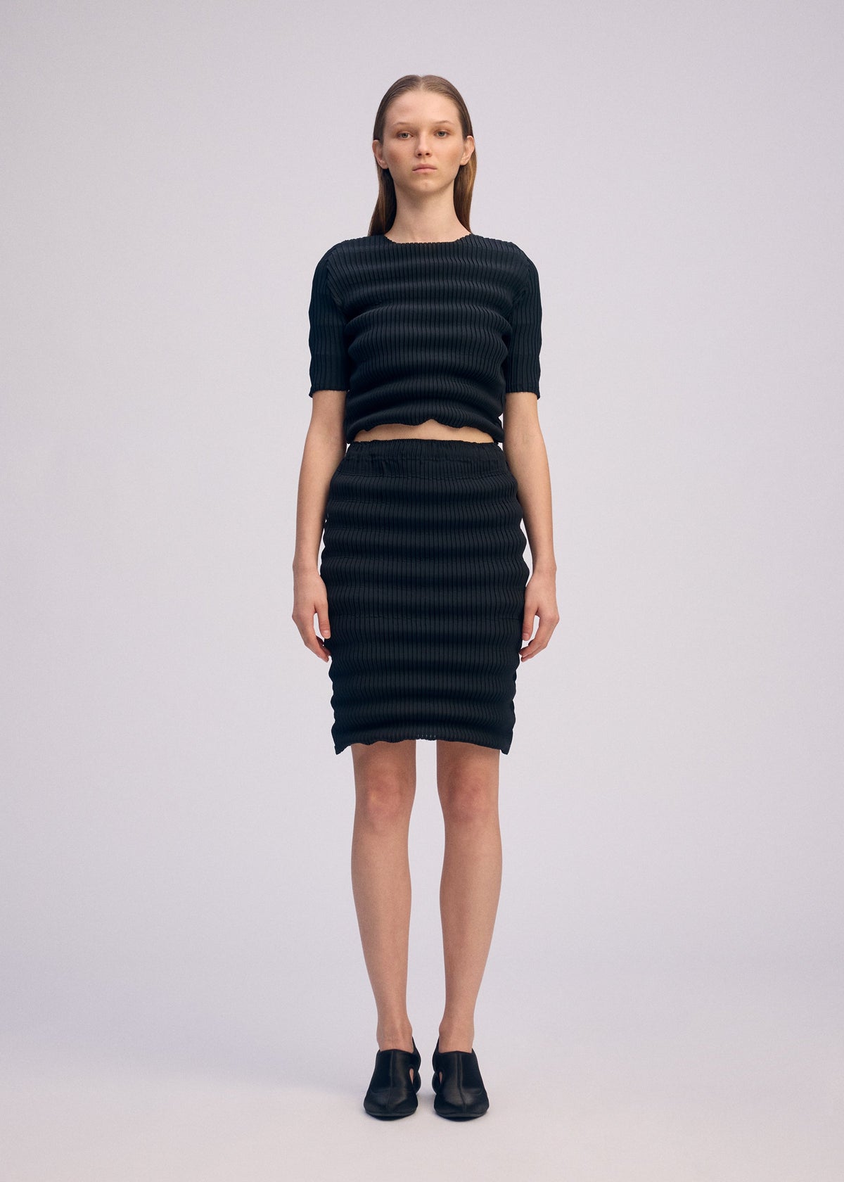A model wears the ISSEY MIYAKE SPRING PLEATS spring-pleats-shirt-starling-blue.