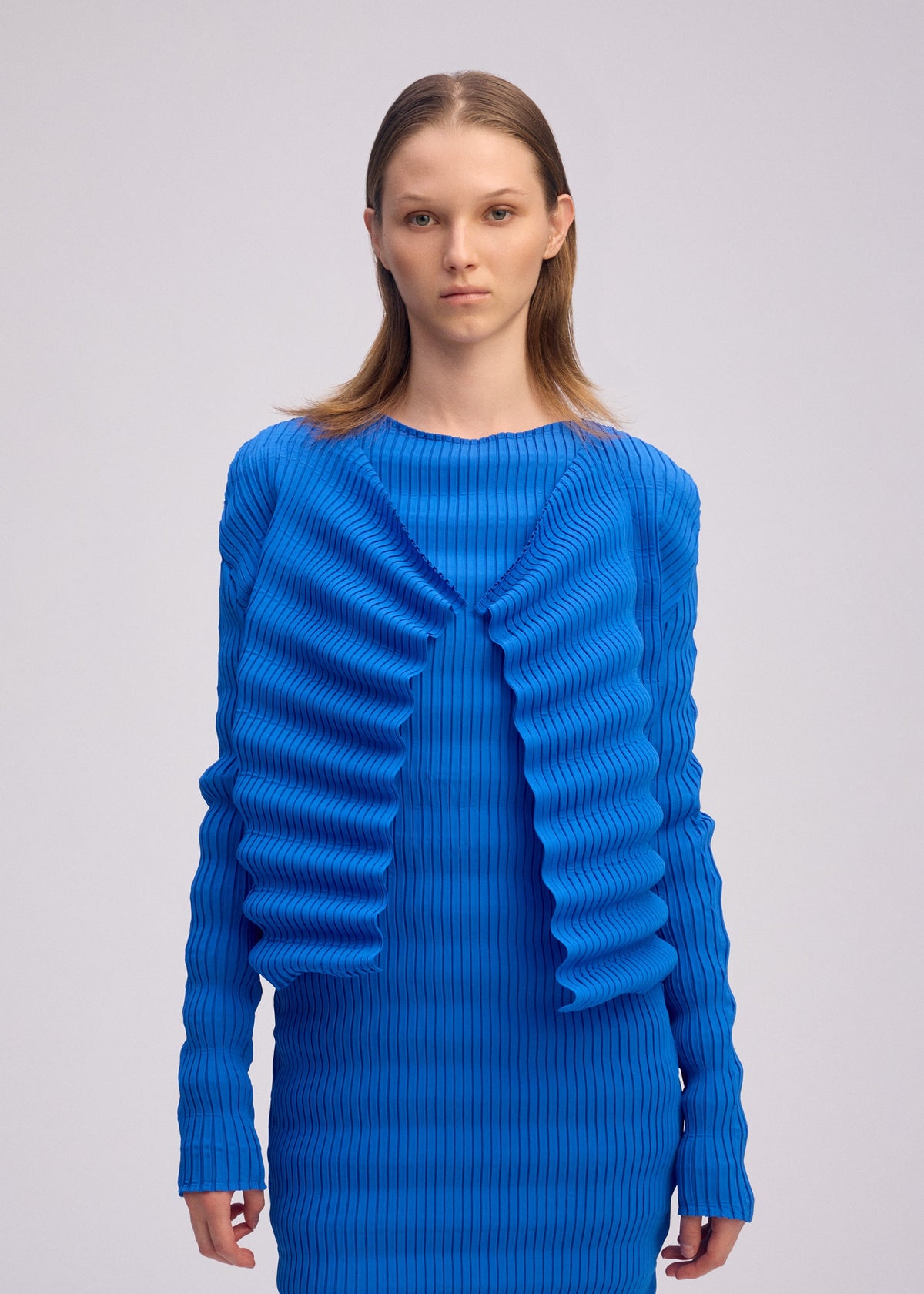 A model wears the ISSEY MIYAKE SPRING PLEATS spring-pleats-cardigan-black.
