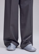 A model wears the ISSEY MIYAKE PEU FORM peu-form-shoes-silver.
