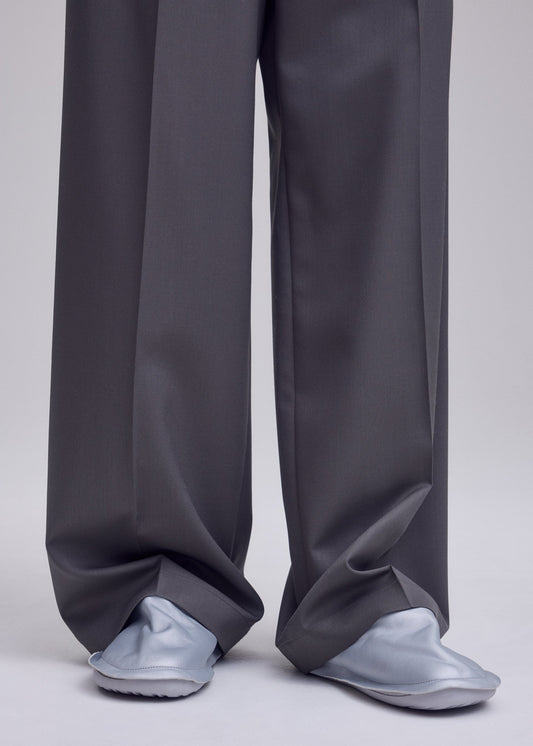 A model wears the ISSEY MIYAKE PEU FORM peu-form-shoes-silver.