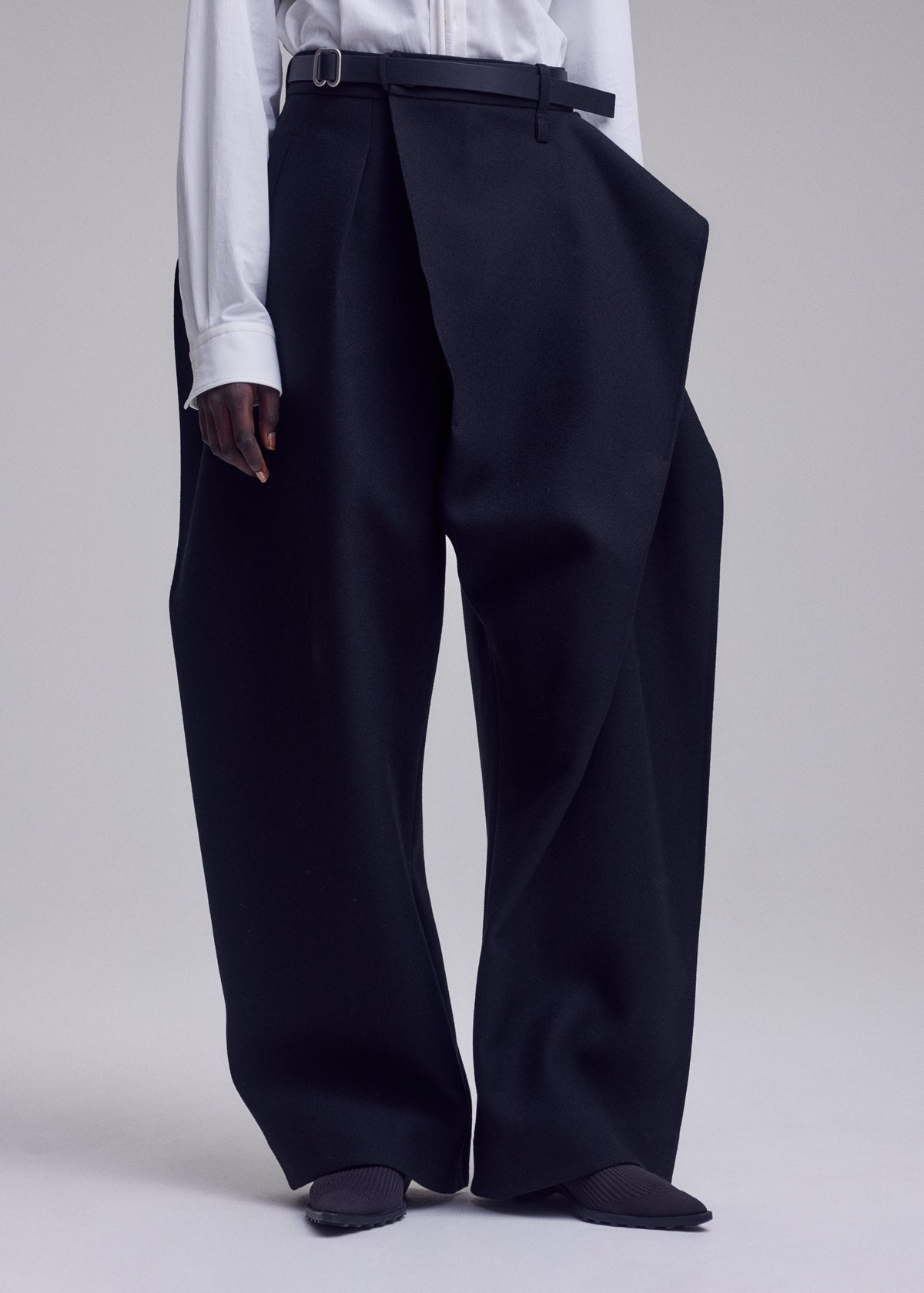 A model wears the ISSEY MIYAKE CALLIGRAPH calligraph-trousers-purple.