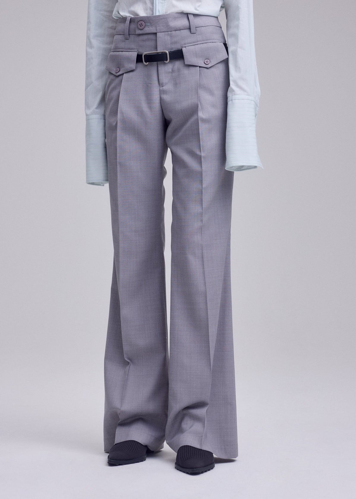 A model wears the ISSEY MIYAKE HONEST ENSEMBLE honest-ensemble-trousers-grey.