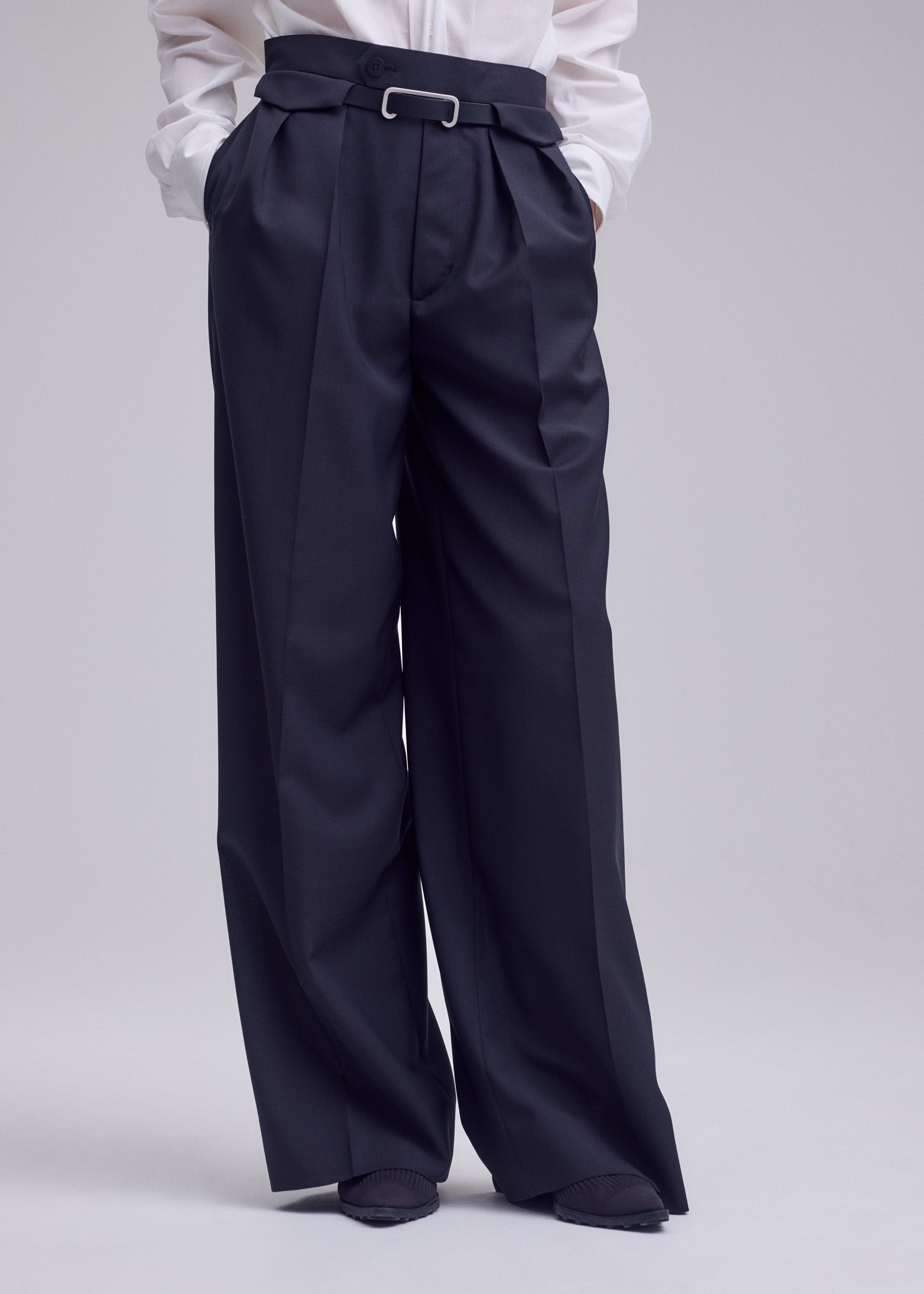A model wears the ISSEY MIYAKE HONEST ENSEMBLE honest-ensemble-wide-leg-trousers-grey.