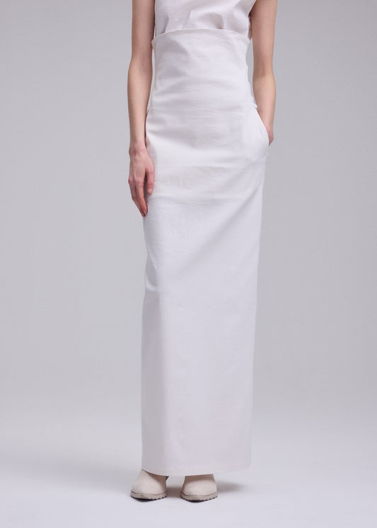 A model wears the ISSEY MIYAKE ALLOW allow-skirt-grey.