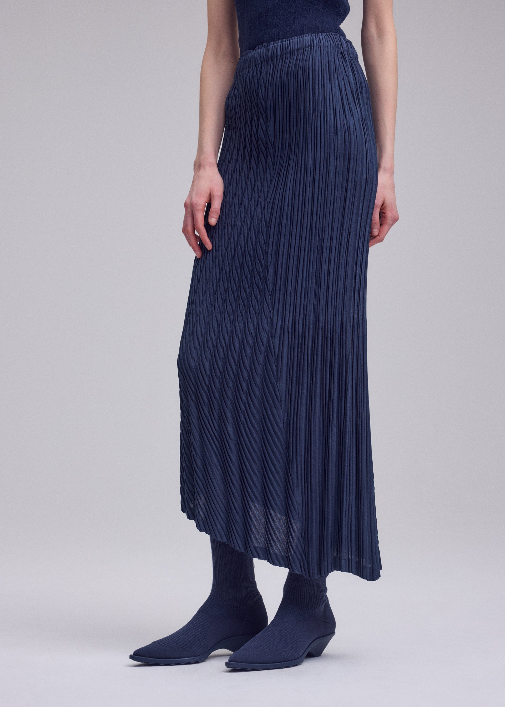 UNFURLING PLEATS Skirt Dark Navy
