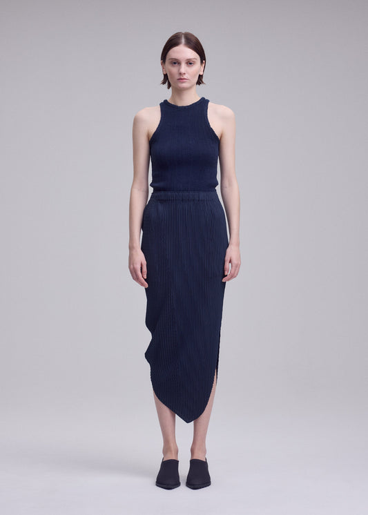 A model wears the ISSEY MIYAKE LEAF PLEATS leaf-pleats-skirt-off-white.