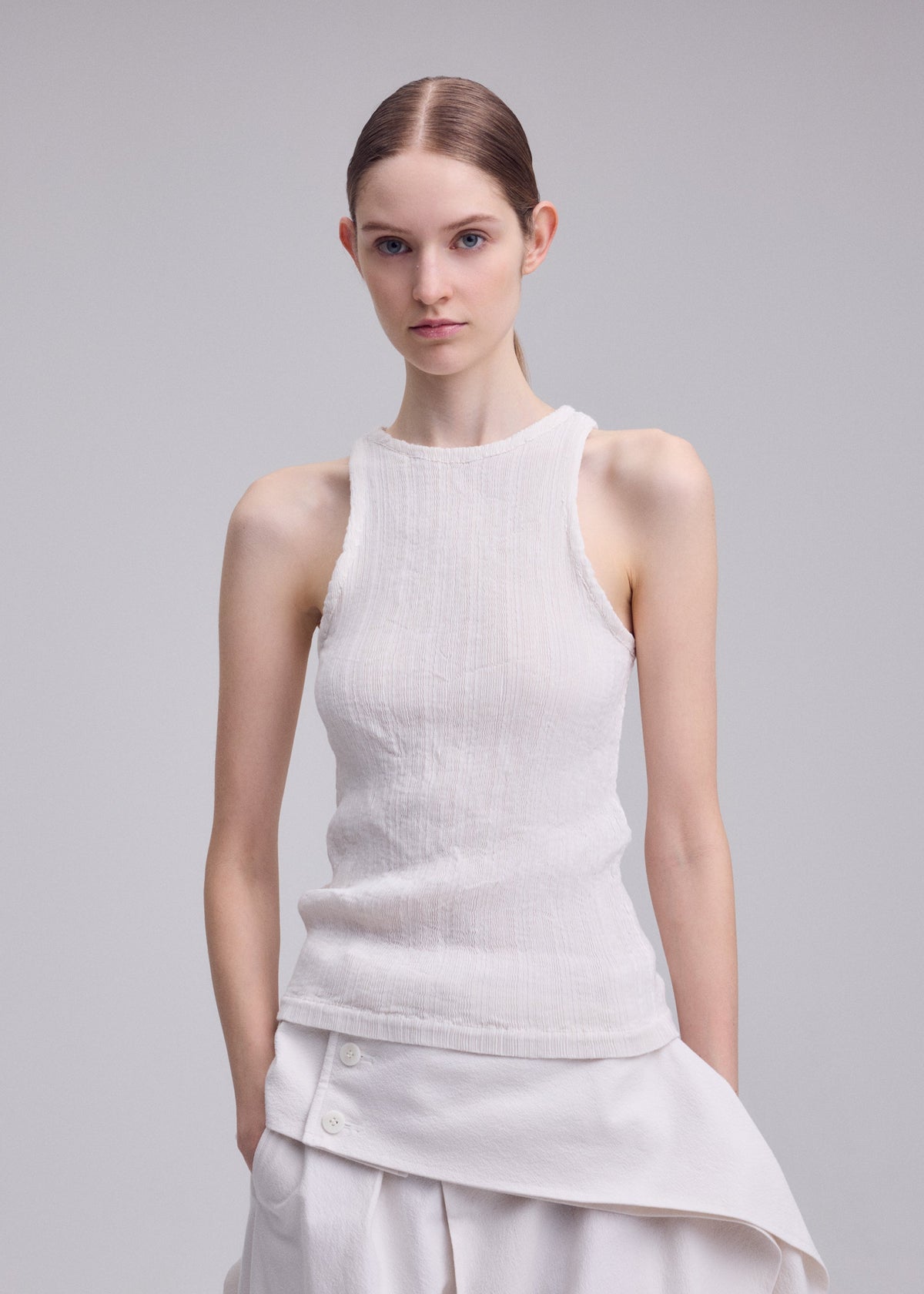 A model wears the ISSEY MIYAKE RILL rill-shirt-green.