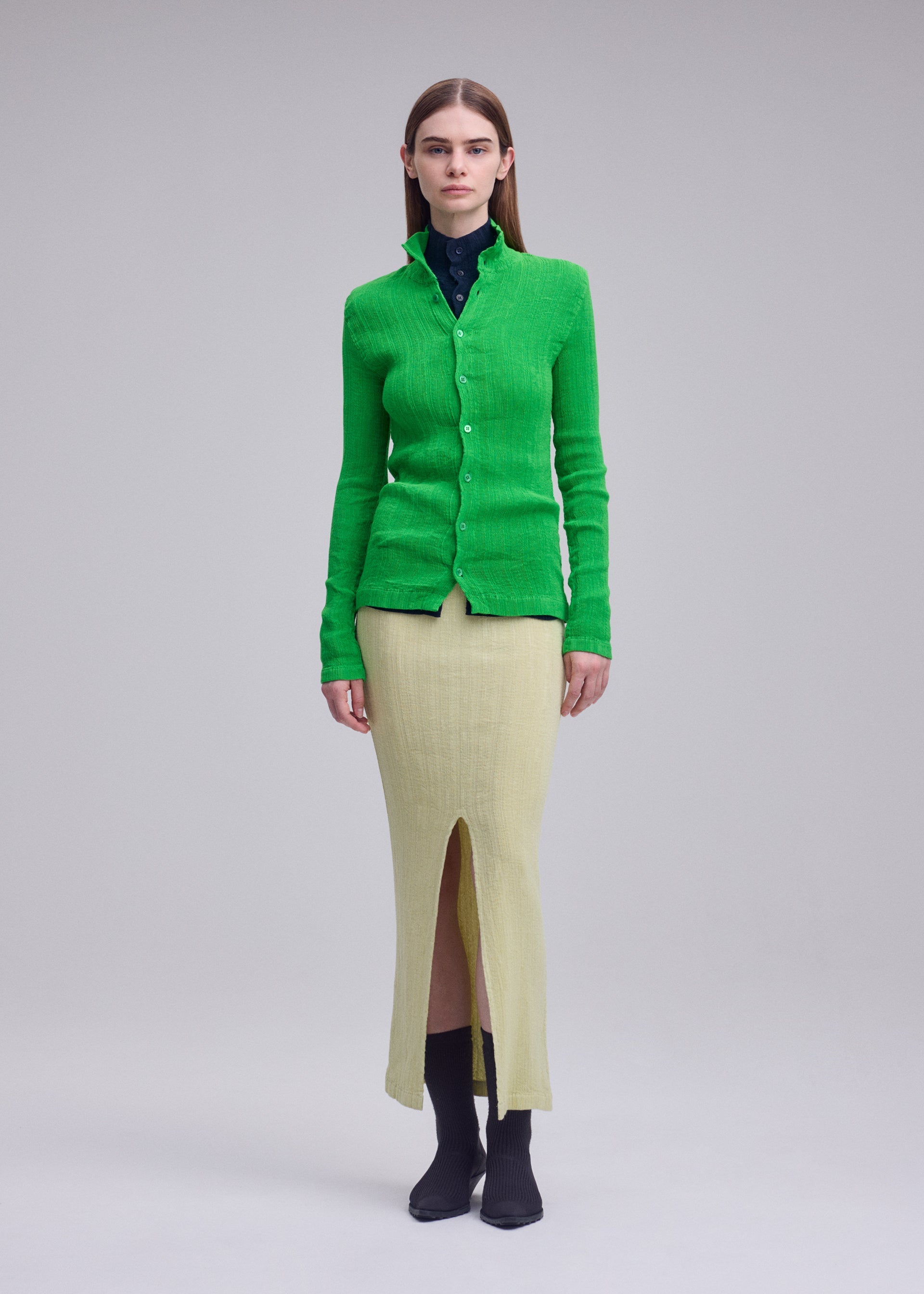 A model wears the ISSEY MIYAKE RILL rill-shirt-green-2.