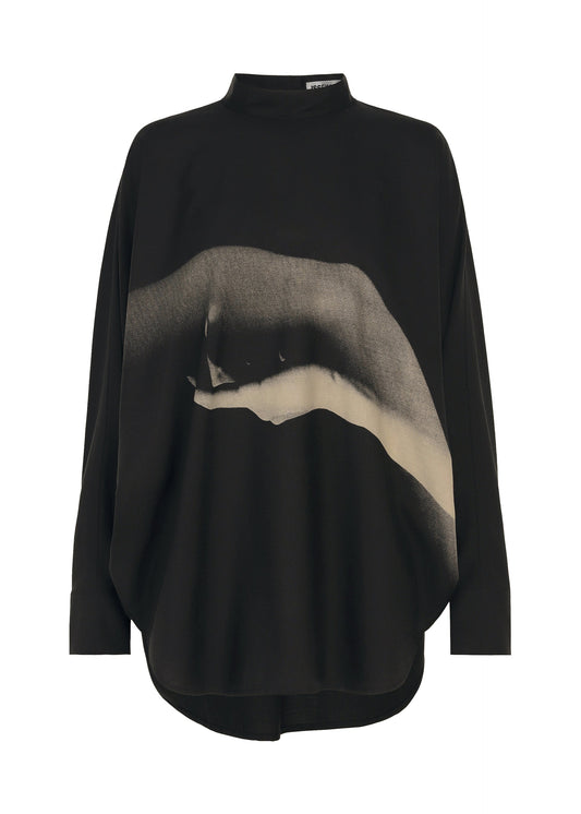 A product shot of the ISSEY MIYAKE HANDS OF LOVER shirt in black-hued.