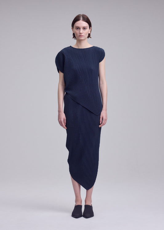 A model wears the ISSEY MIYAKE LEAF PLEATS leaf-pleats-top-light-blue.