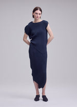 A model wears the ISSEY MIYAKE LEAF PLEATS leaf-pleats-top-dark-navy.