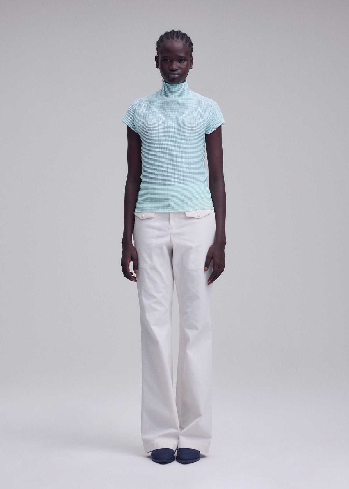 A model wears the ISSEY MIYAKE WOOLY PLEATS-68 top.