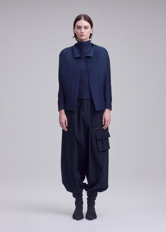 A model wears the ISSEY MIYAKE WOOLY PLEATS-68 cardigan.