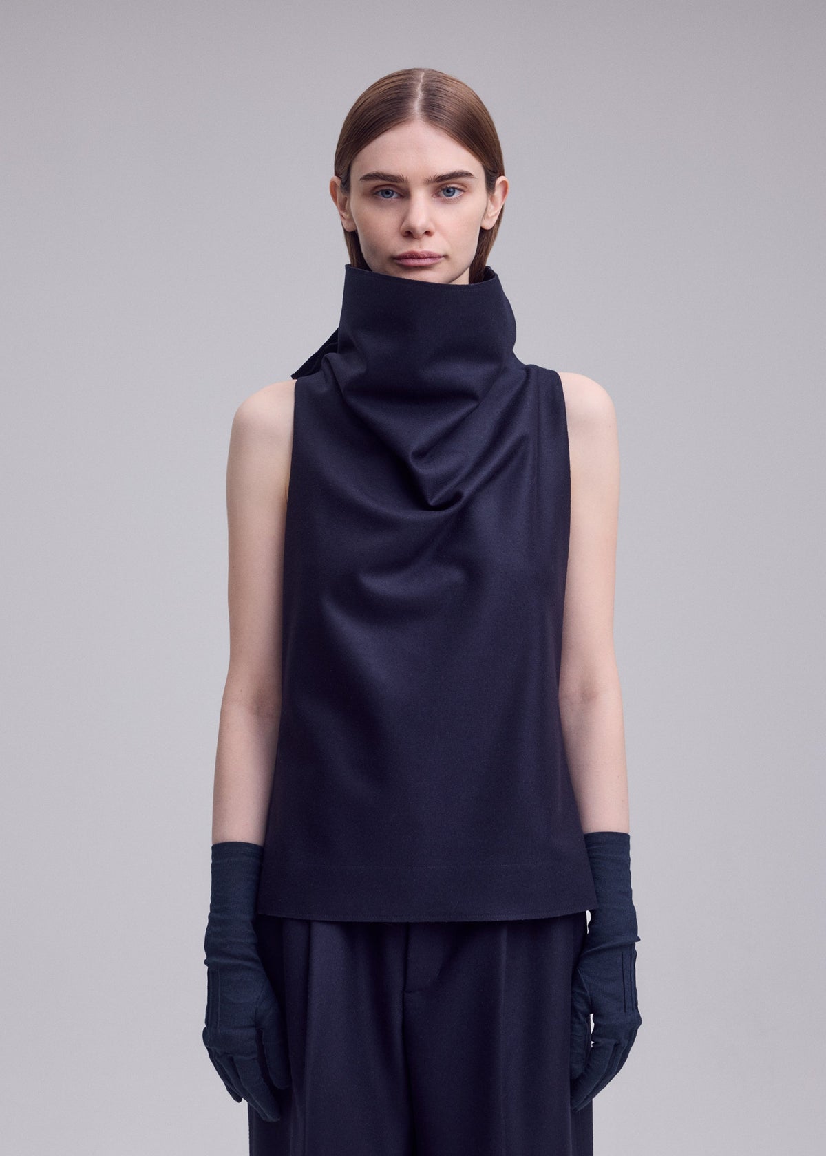 A model wears the ISSEY MIYAKE SHELL shell-top-off-white.